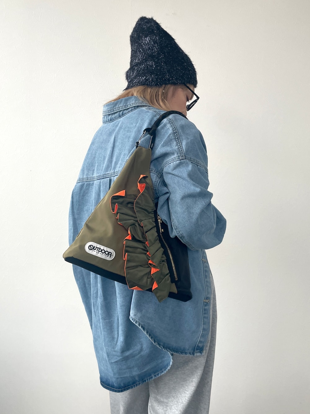 ブラック系のトートバッグ、ブルー系のシャツ/ブラウスを着用したレディースの秋コーディネートの5枚目の写真