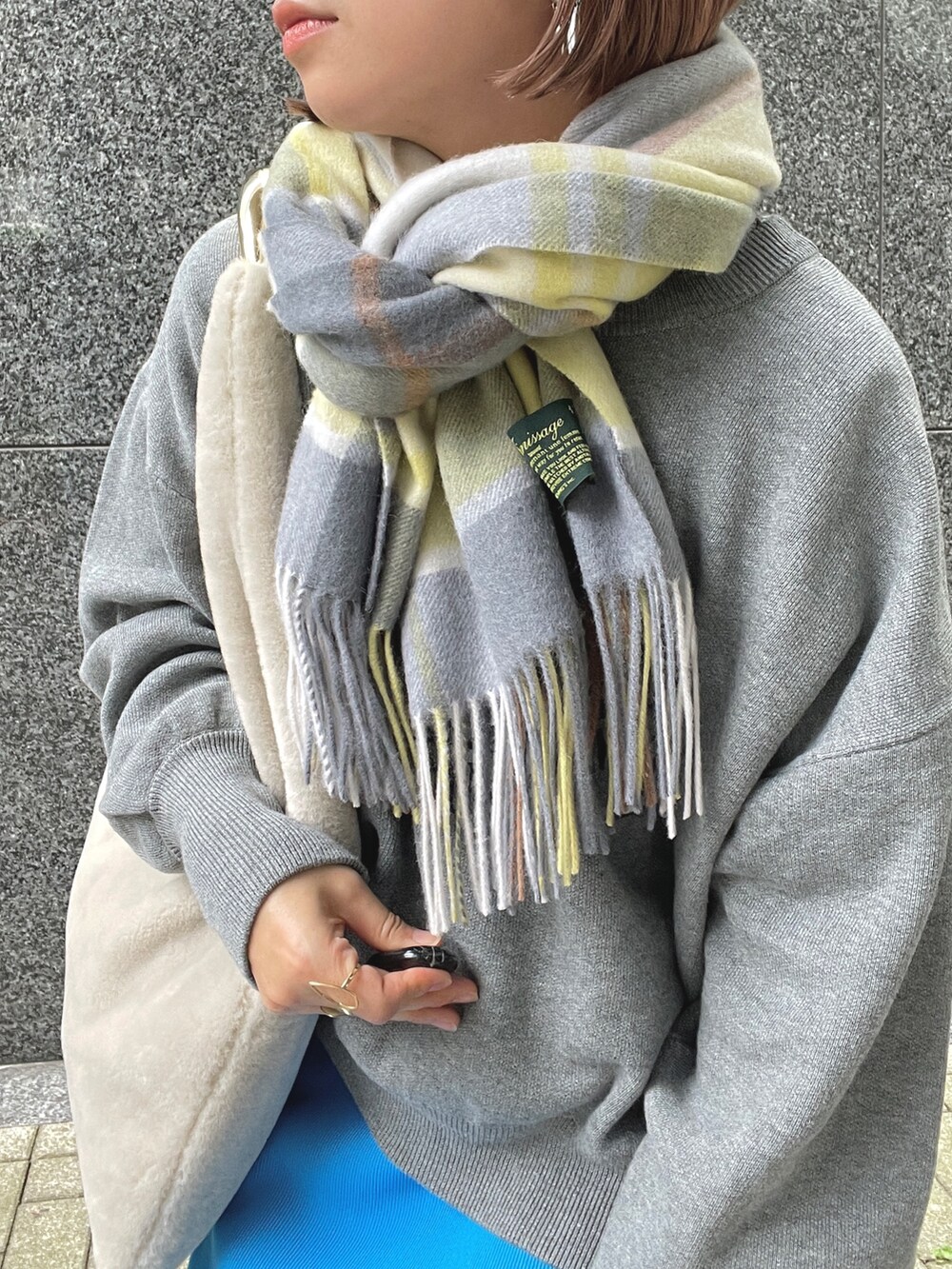 ブルー系のスカート、グレー系のスウェット、ホワイト系のパーカーを着用したレディースの秋コーディネートの4枚目の写真