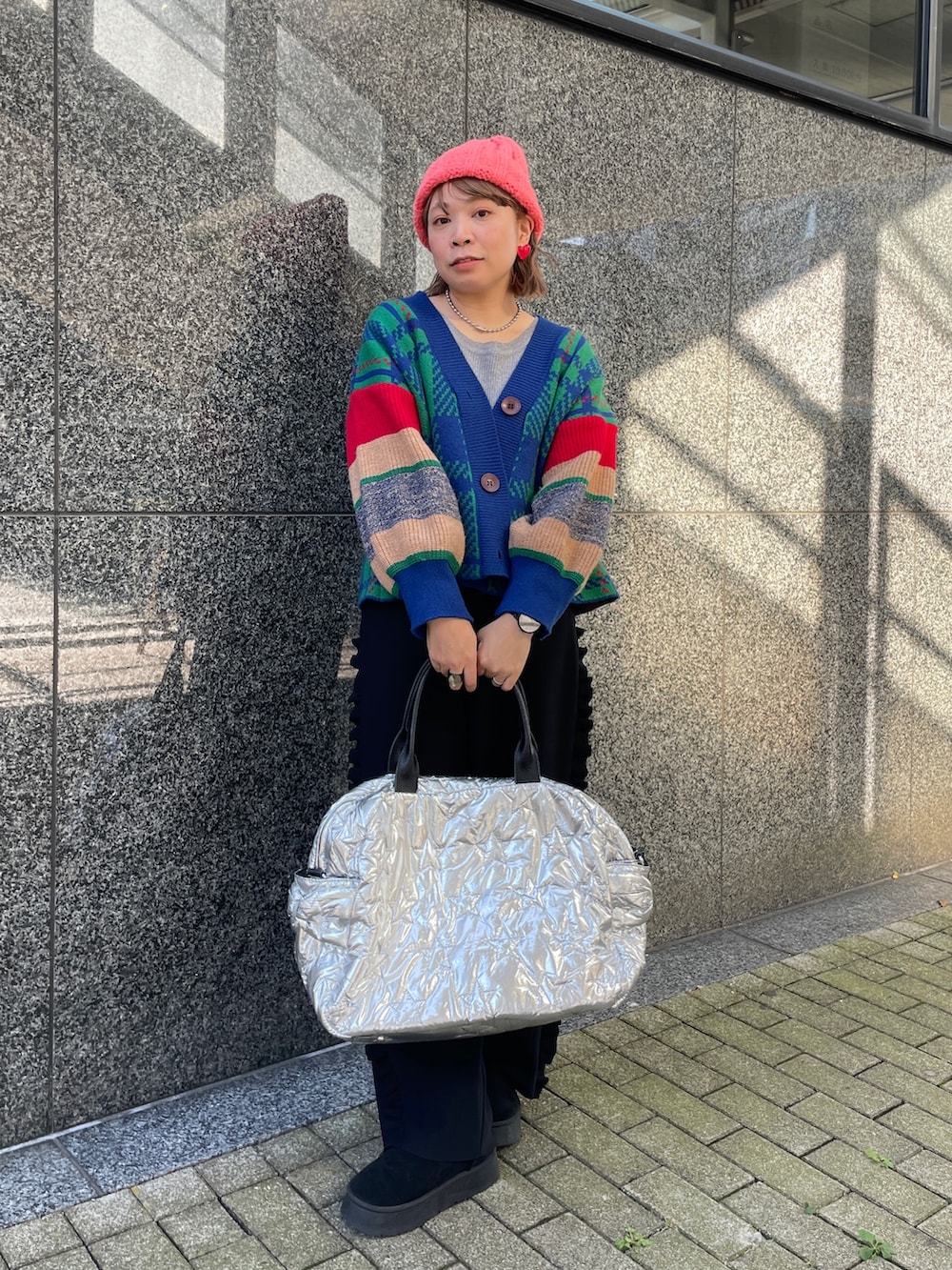 シルバー系のボストンバッグ、グリーン系のカーディガン/ボレロ、ブラック系のその他パンツを着用したレディースの冬コーディネートの3枚目の写真