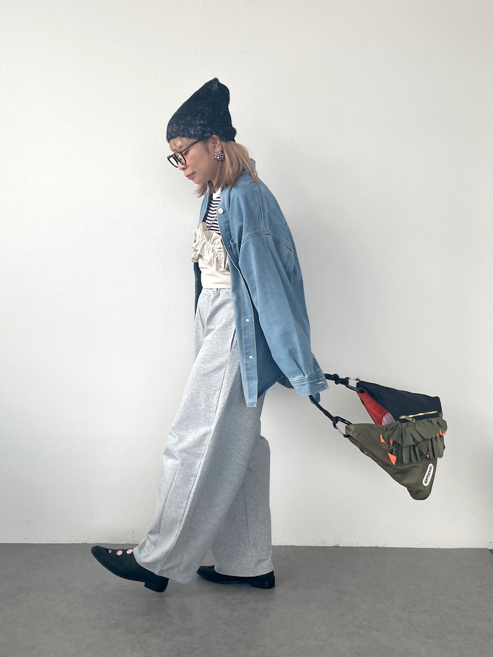 ブラック系のトートバッグ、ブルー系のシャツ/ブラウスを着用したレディースの秋コーディネートの3枚目の写真