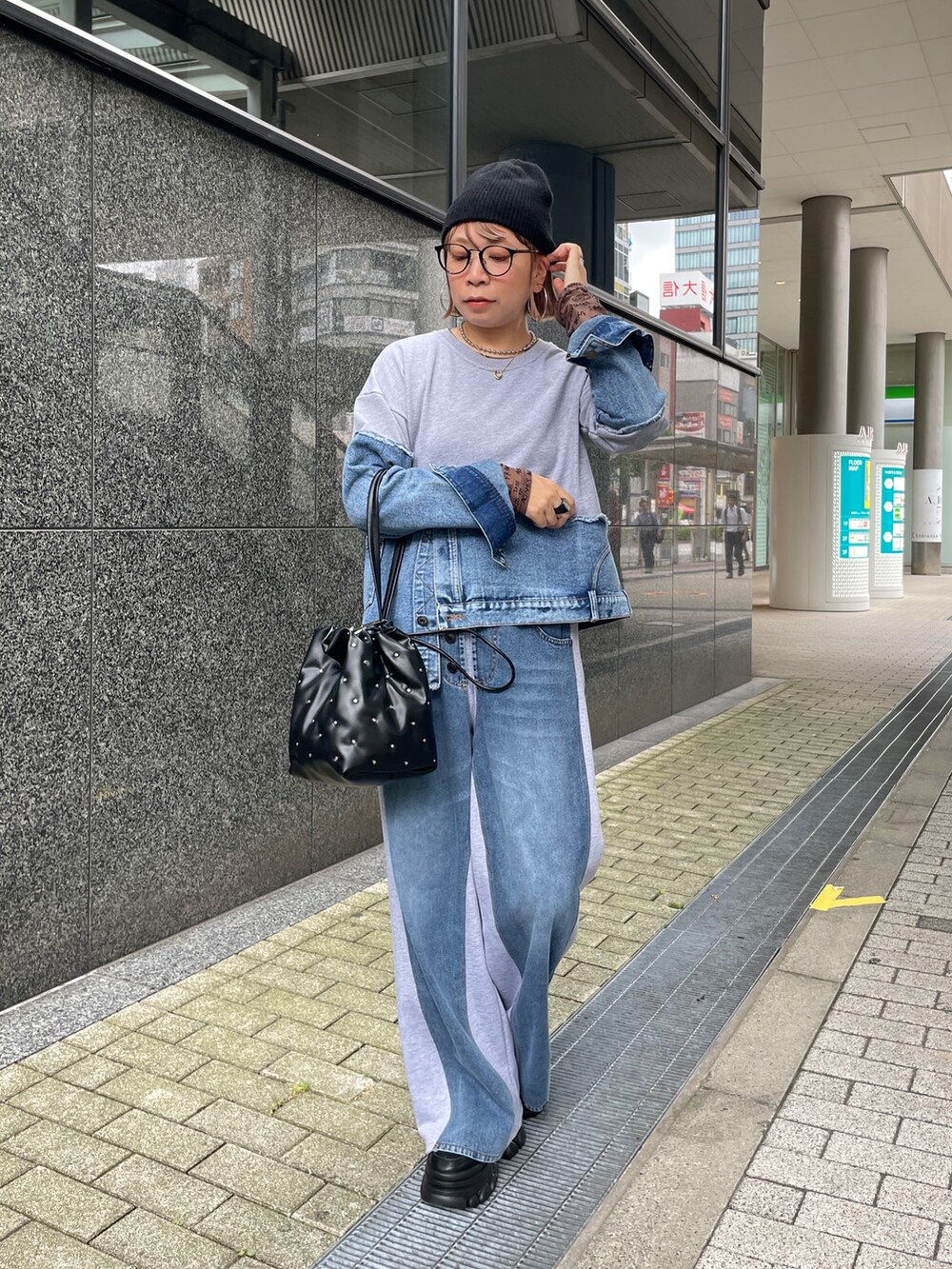 グレー系のスウェット、グレー系のスウェットパンツ、ブラック系のその他アウターを着用したレディースの秋コーディネートの4枚目の写真