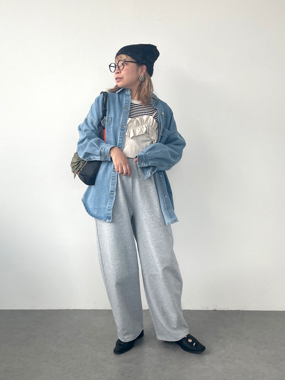 ブラック系のトートバッグ、ブルー系のシャツ/ブラウスを着用したレディースの秋コーディネートの2枚目の写真