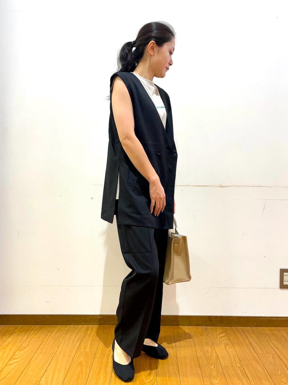 「きれいめカジュアル、休日スタイル、ショルダーバッグ、夏コーデ、お出かけコーデ、シンプルスタイル、おでかけコーデ、パンツスタイル、大人可愛い、キルティング、ロゴT、ベスト、セットアップ」｜「ITEMS URBANRESEARCHのショルダータックロゴTシャツ（Tシャツ/カットソー、グレー系）」を使った、Mizukiさん（レディース・163cm）の夏コーディネートの3枚目の写真