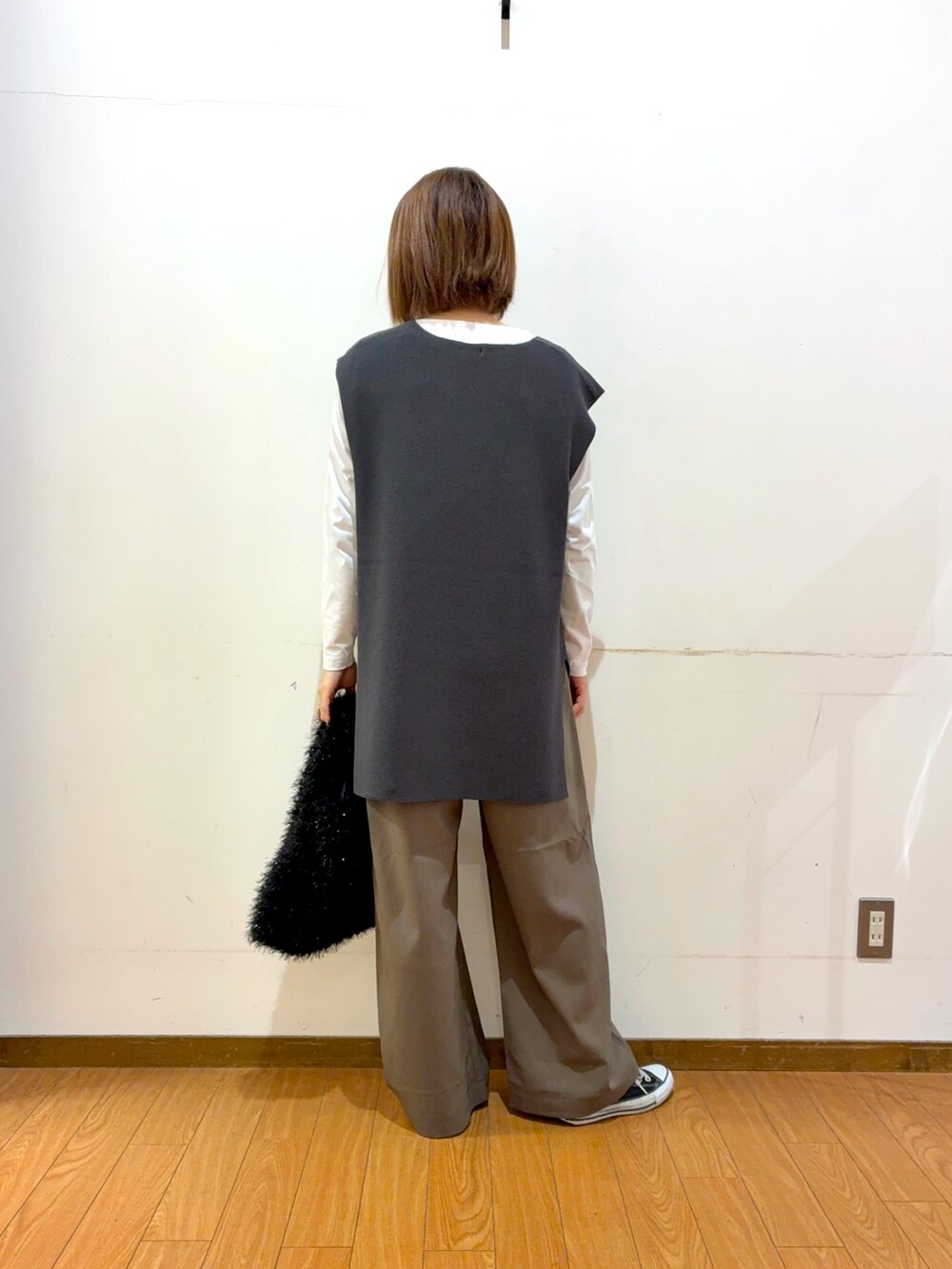 ブラック系のトートバッグ、グリーン系のその他パンツ、グレー系のニット/セーターを着用したレディースの春コーディネートの4枚目の写真