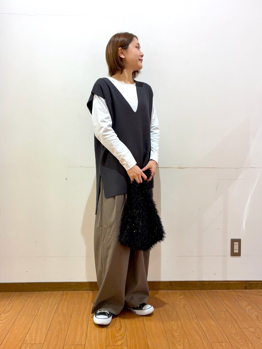 ブラック系のトートバッグ、グリーン系のその他パンツ、グレー系のニット/セーターを着用したレディースの春コーディネートの2枚目の写真