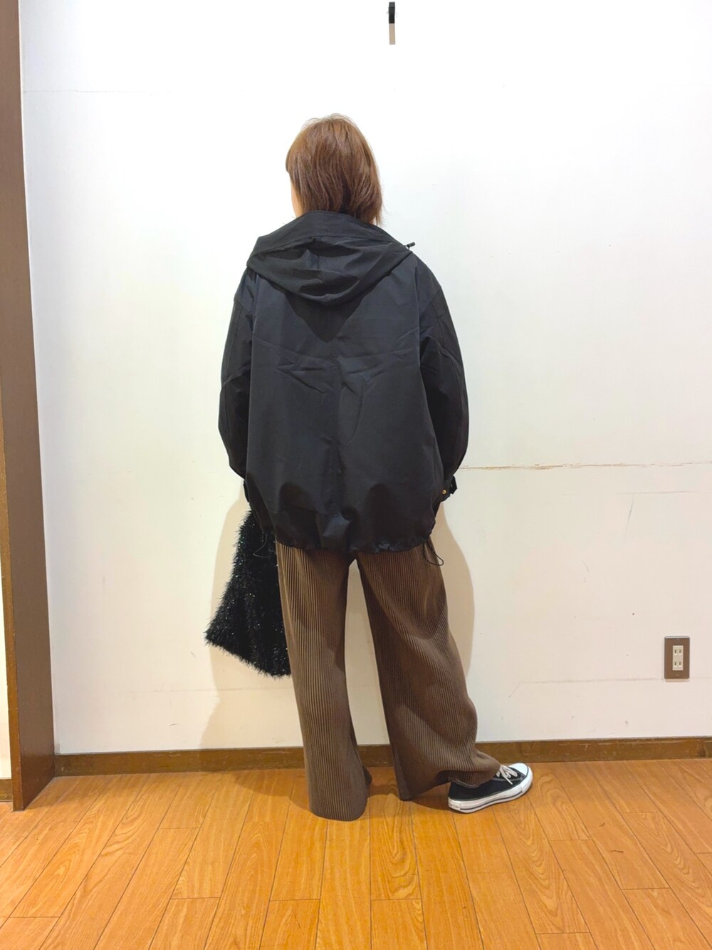 ブラック系のスニーカー、ブラック系のトートバッグ、ブラウン系のその他パンツを着用したレディースの秋コーディネートの3枚目の写真