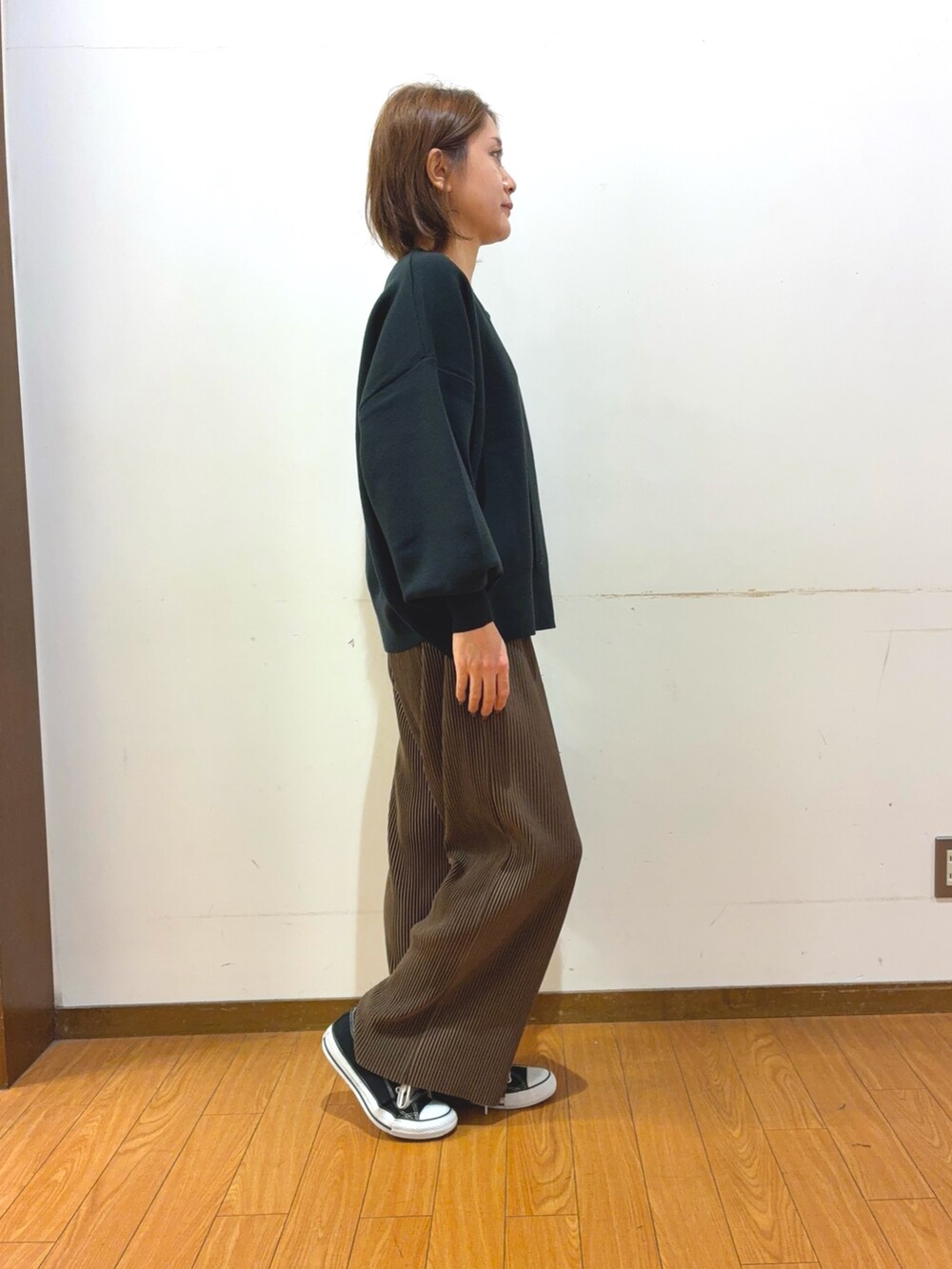 ブラック系のスニーカー、ブラック系のトートバッグ、ブラウン系のその他パンツを着用したレディースの秋コーディネートの5枚目の写真