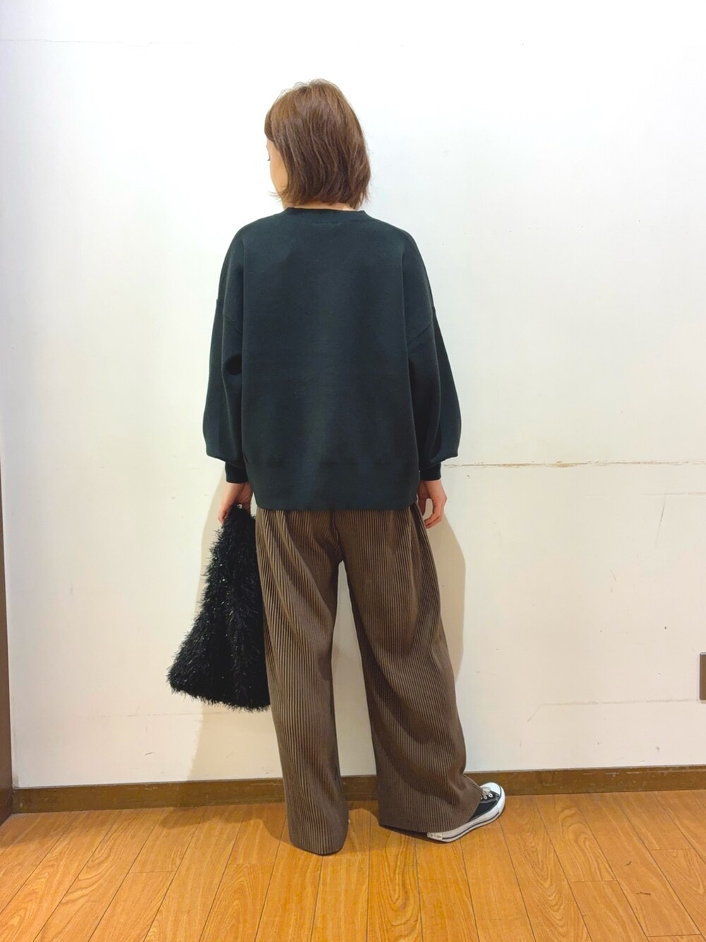 ブラック系のスニーカー、ブラック系のトートバッグ、ブラウン系のその他パンツを着用したレディースの秋コーディネートの6枚目の写真