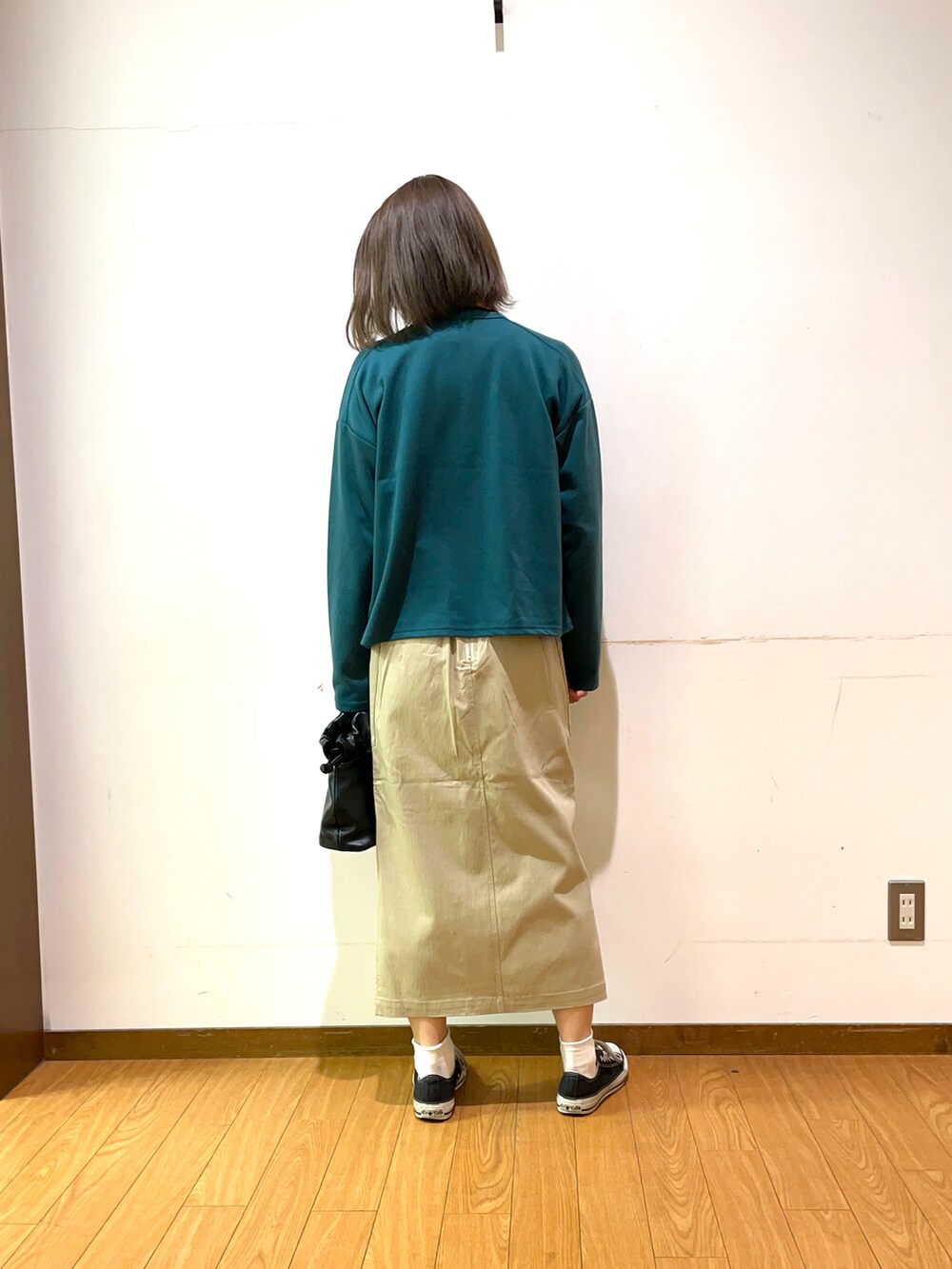 「シンプルコーデ、オトナカジュアル、カーディガン、オーバーサイズ、春ニット、ラクチンコーデ、リラックススタイル、タイトスカート、ショルダーバッグ、コンバース、春コーデ、グリーン」｜「ITEMS URBANRESEARCHのホソリブハイネックニット（ニット/セーター、ブラック系）」を使った、Mizukiさん（レディース・163cm）の春コーディネートの2枚目の写真