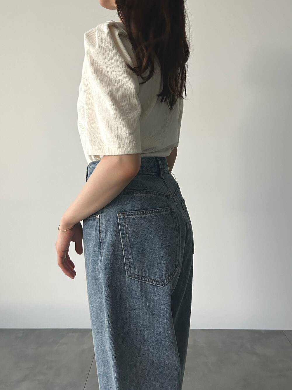 ブルー系のその他パンツ、ホワイト系のTシャツ/カットソー、ブラック系のハンドバッグを着用したレディースの夏コーディネートの5枚目の写真