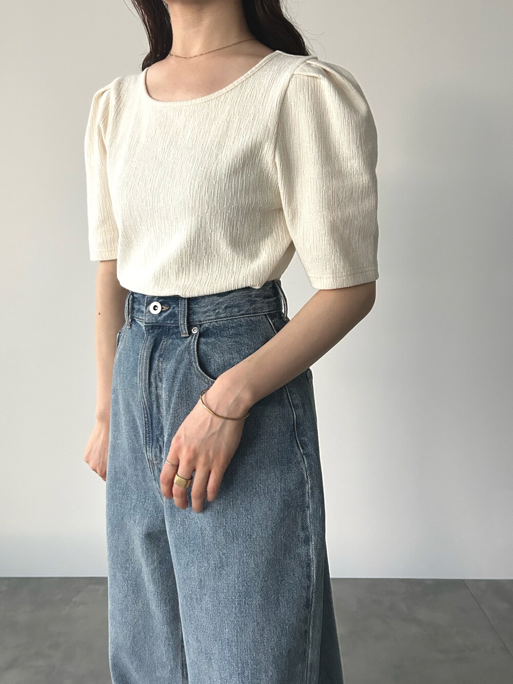 ブルー系のその他パンツ、ホワイト系のTシャツ/カットソー、ブラック系のハンドバッグを着用したレディースの夏コーディネートの4枚目の写真