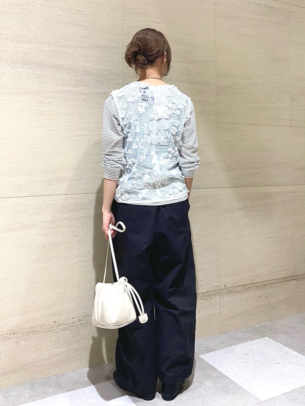 ホワイト系のタンクトップ、ホワイト系のTシャツ/カットソー、ホワイト系のショルダーバッグを着用したレディースの春コーディネートの3枚目の写真