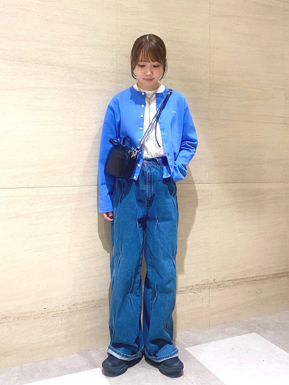 ブルー系のカーディガン/ボレロ、ブルー系のTシャツ/カットソーを着用したレディースの春コーディネートの2枚目の写真