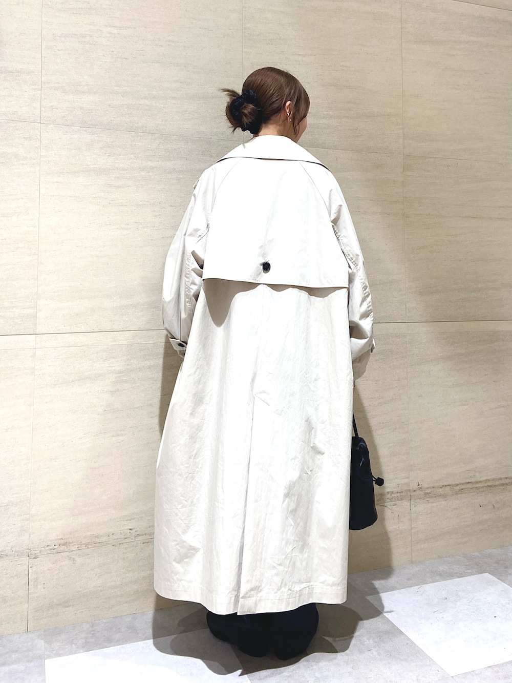 ベージュ系のトレンチコート、ピンク系のニット/セーター、ブラック系のショルダーバッグを着用したレディースの春コーディネートの4枚目の写真