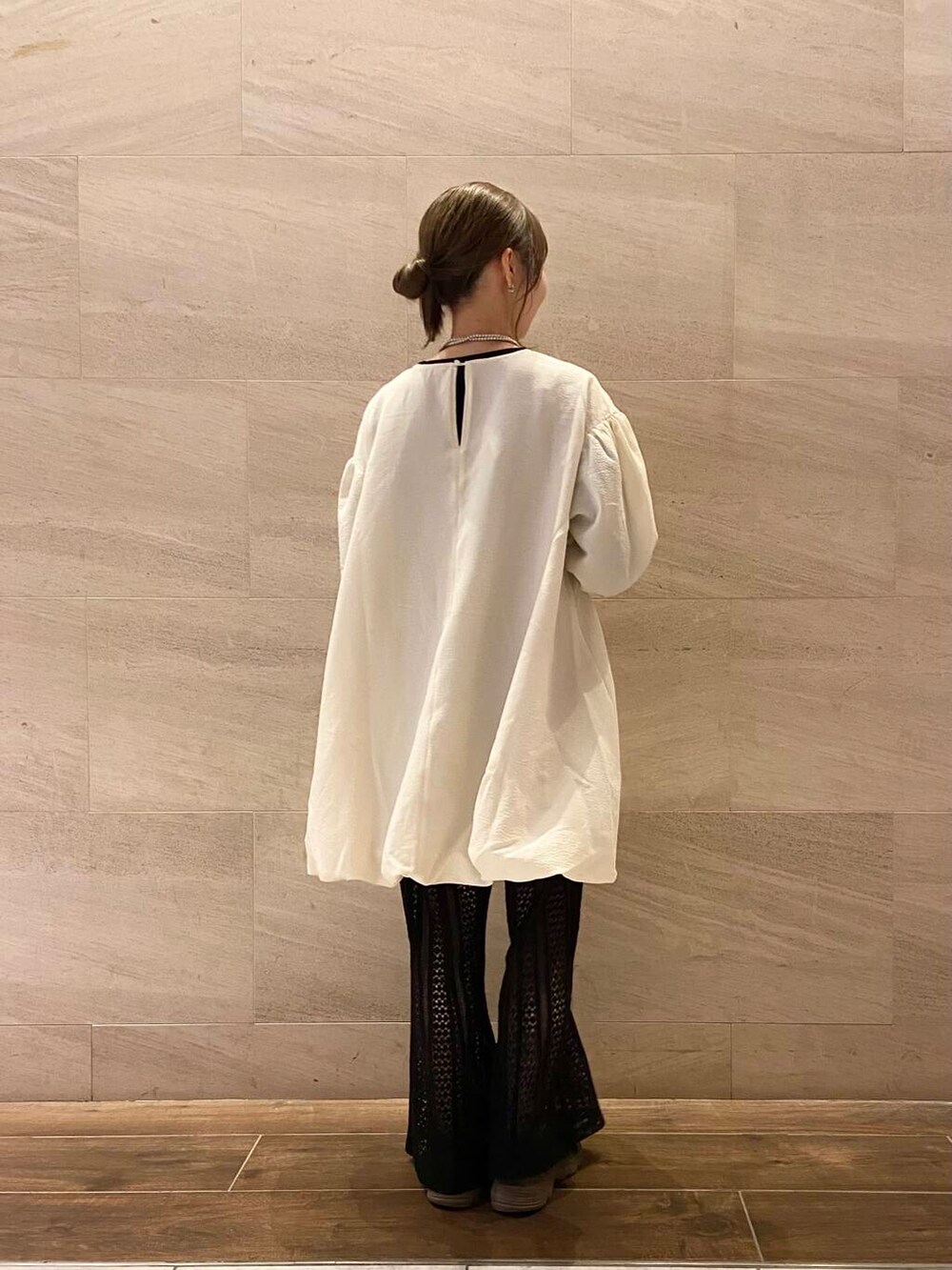 ブラック系のハンドバッグ、ブラック系のTシャツ/カットソー、ホワイト系のワンピースを着用したレディースの秋コーディネートの3枚目の写真