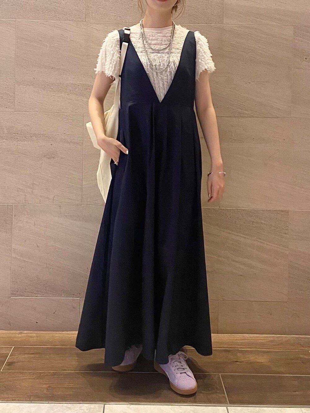 ホワイト系のショルダーバッグ、ブルー系のワンピース、パープル系のスニーカーを着用したレディースの夏コーディネートの6枚目の写真