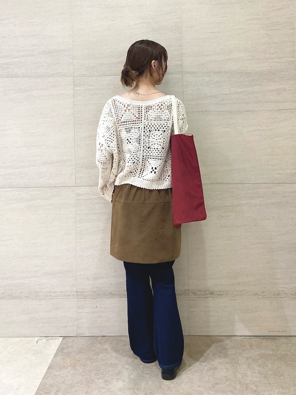 イエロー系のスカート、ベージュ系のカーディガン/ボレロ、レッド系のトートバッグを着用したレディースの秋コーディネートの4枚目の写真