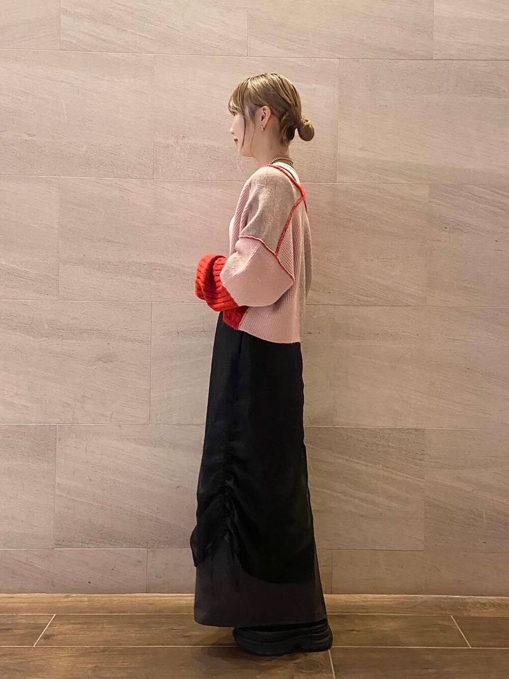 ブラック系のスカート、ブラック系のスニーカー、ベージュ系のタンクトップを着用したレディースの夏コーディネートの3枚目の写真