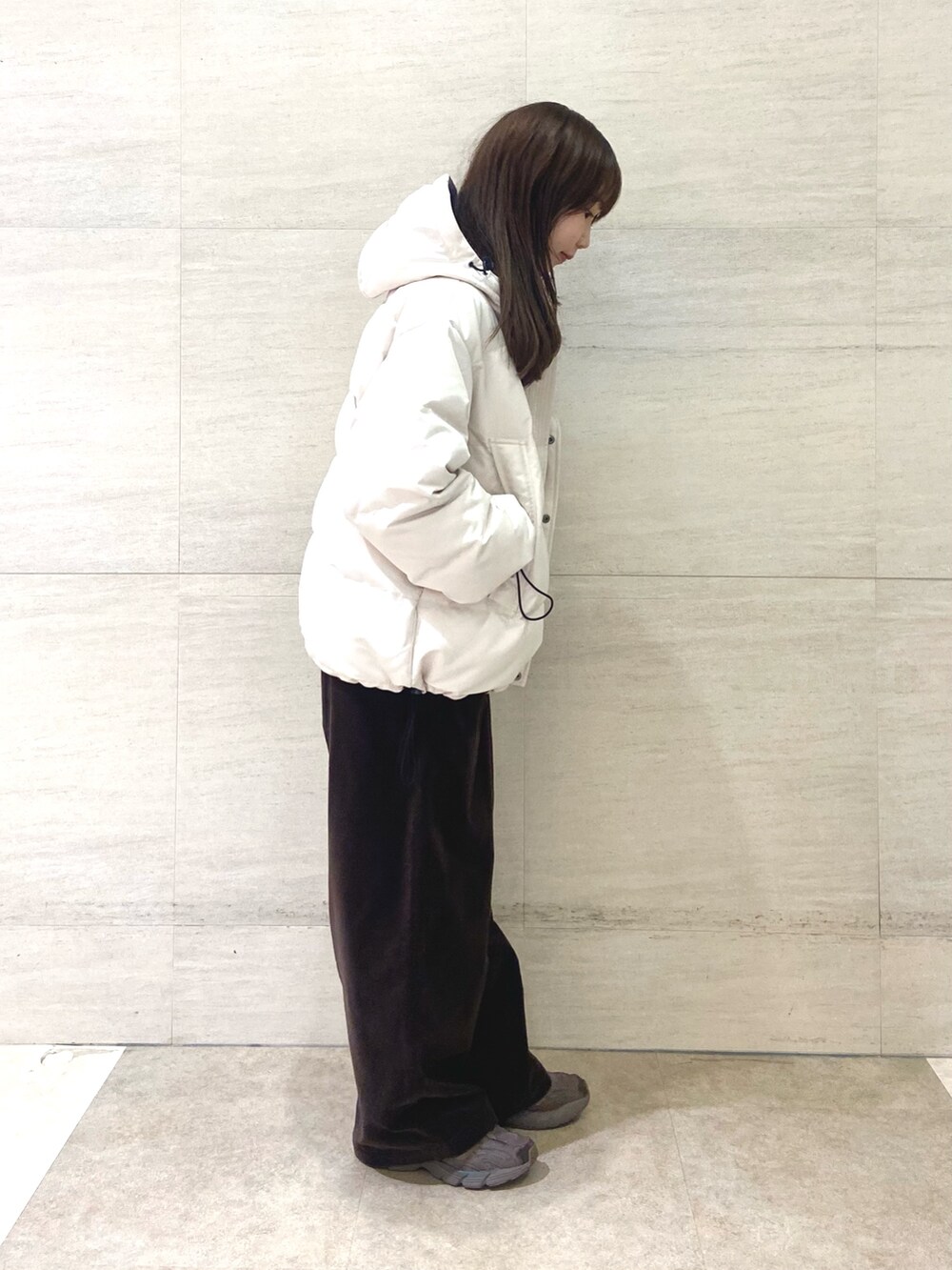 ホワイト系のその他アウター、ブラウン系のその他パンツ、イエロー系のニット/セーターを着用したレディースの秋コーディネートの4枚目の写真