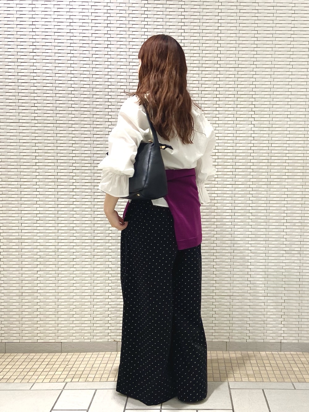ホワイト系のシャツ/ブラウス、パープル系のニット/セーター、ブラック系のショルダーバッグを着用したレディースの秋コーディネートの3枚目の写真