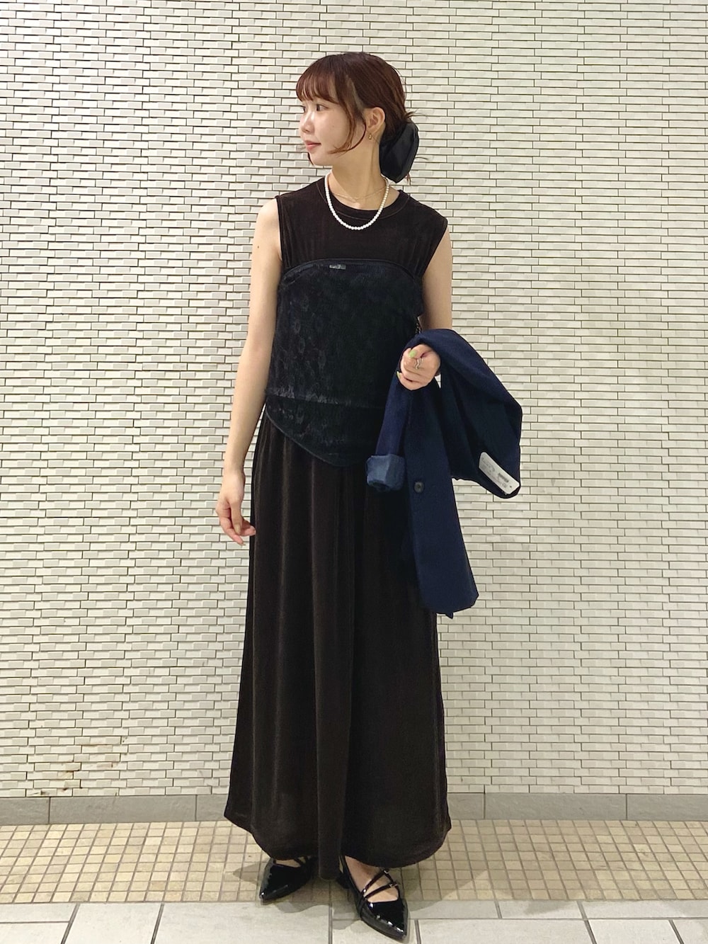 ブルー系のその他アウター、ブラウン系のワンピース、ブラック系のバンダナ/スカーフを着用したレディースの秋コーディネートの3枚目の写真