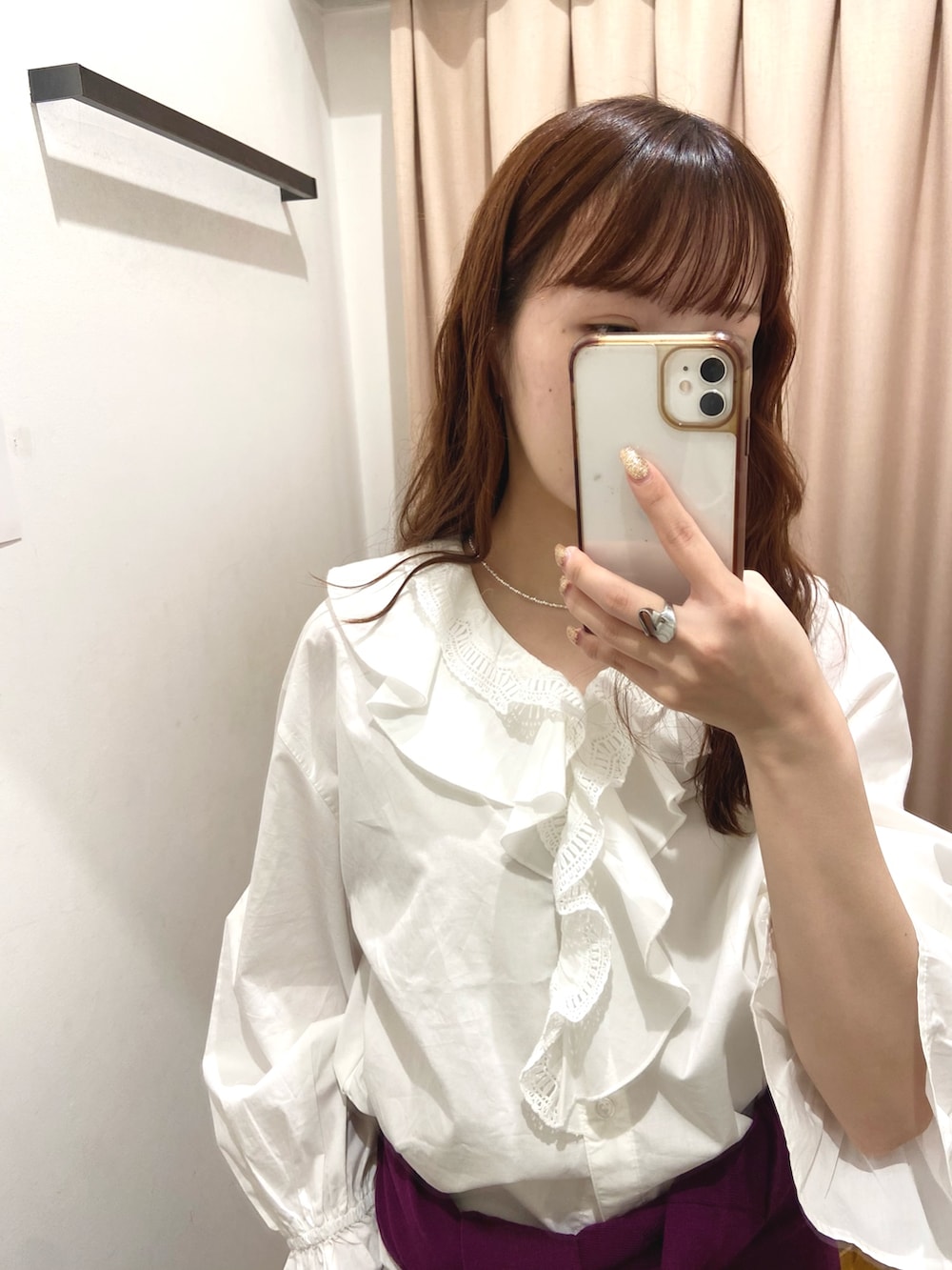 ホワイト系のシャツ/ブラウス、パープル系のニット/セーター、ブラック系のショルダーバッグを着用したレディースの秋コーディネートの4枚目の写真
