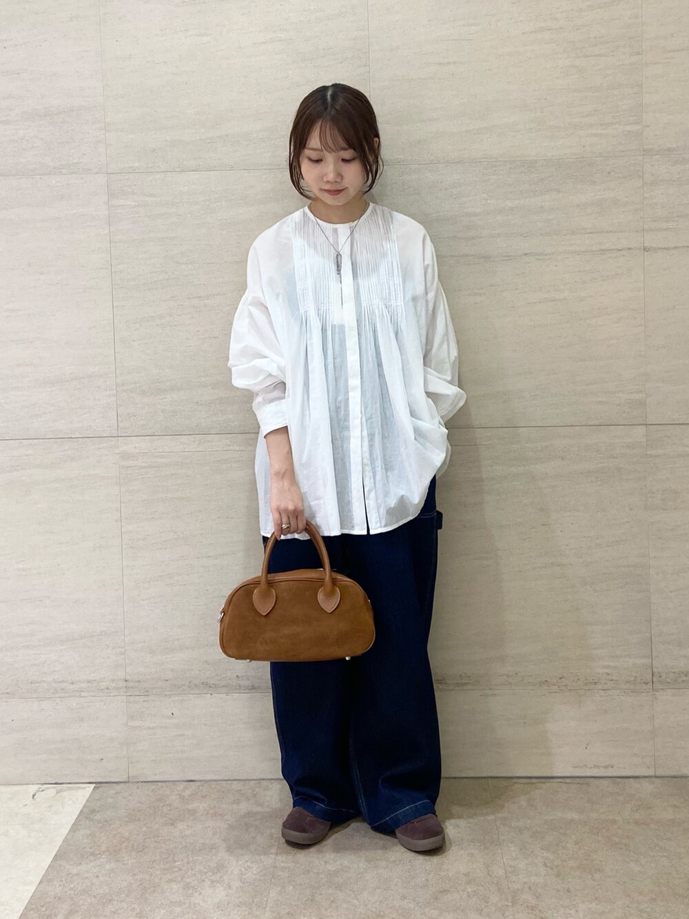 ブラウン系のショルダーバッグ、ホワイト系のシャツ/ブラウス、ブルー系のその他パンツを着用したレディースの秋コーディネートの2枚目の写真