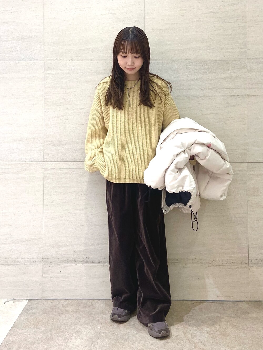 ホワイト系のその他アウター、ブラウン系のその他パンツ、イエロー系のニット/セーターを着用したレディースの秋コーディネートの3枚目の写真