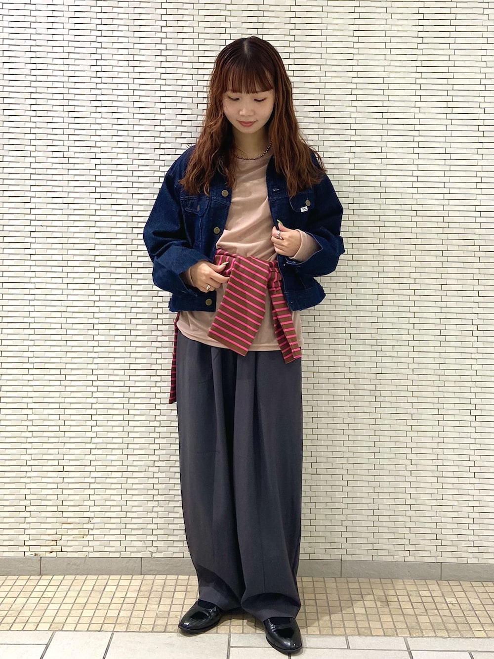 ブラウン系のTシャツ/カットソー、グレー系のその他パンツ、ブルー系のデニムジャケットを着用したレディースの秋コーディネートの2枚目の写真