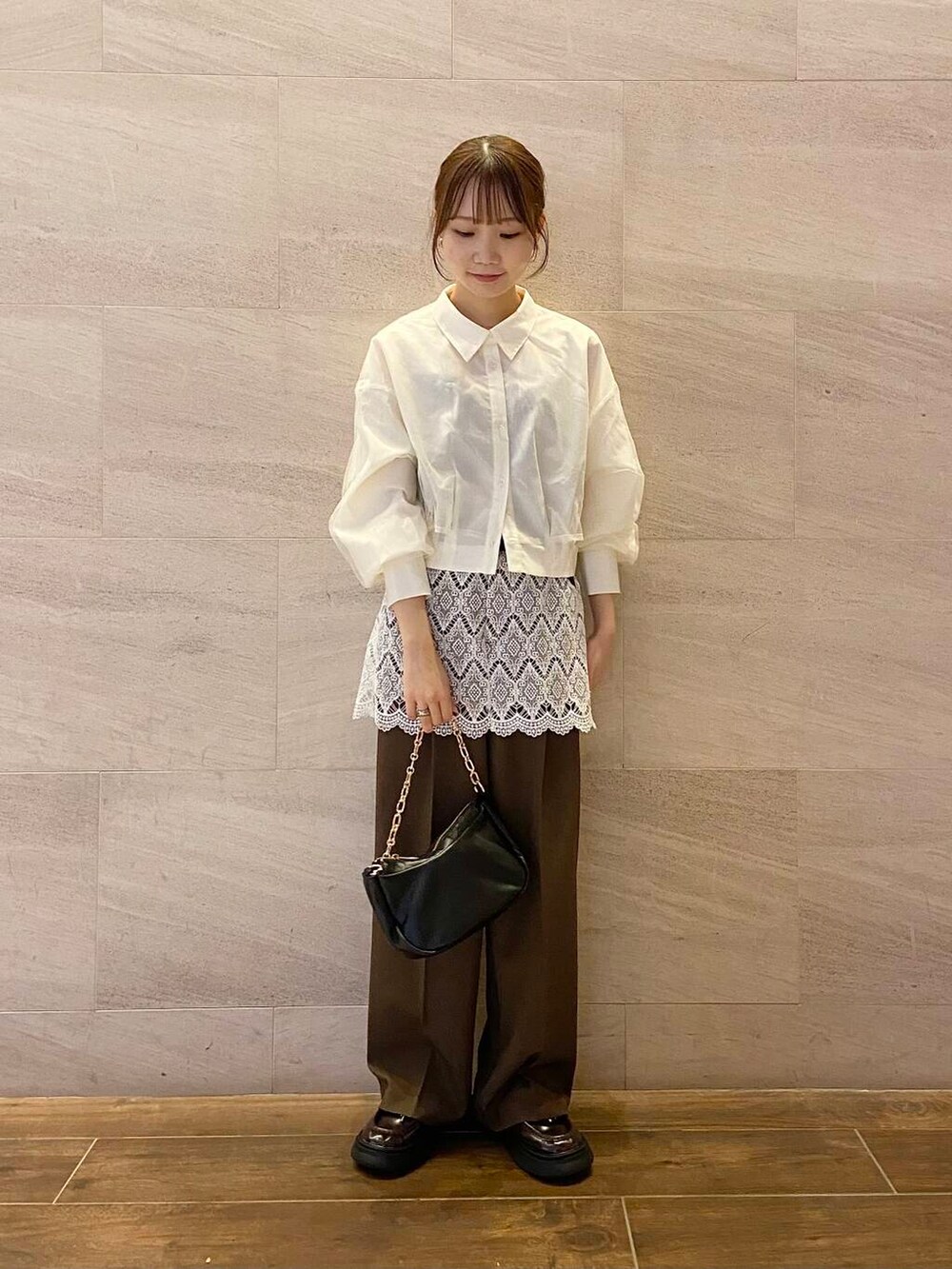 ブラウン系のローファー、ブラック系のショルダーバッグ、ホワイト系のシャツ/ブラウスを着用したレディースの冬コーディネートの6枚目の写真