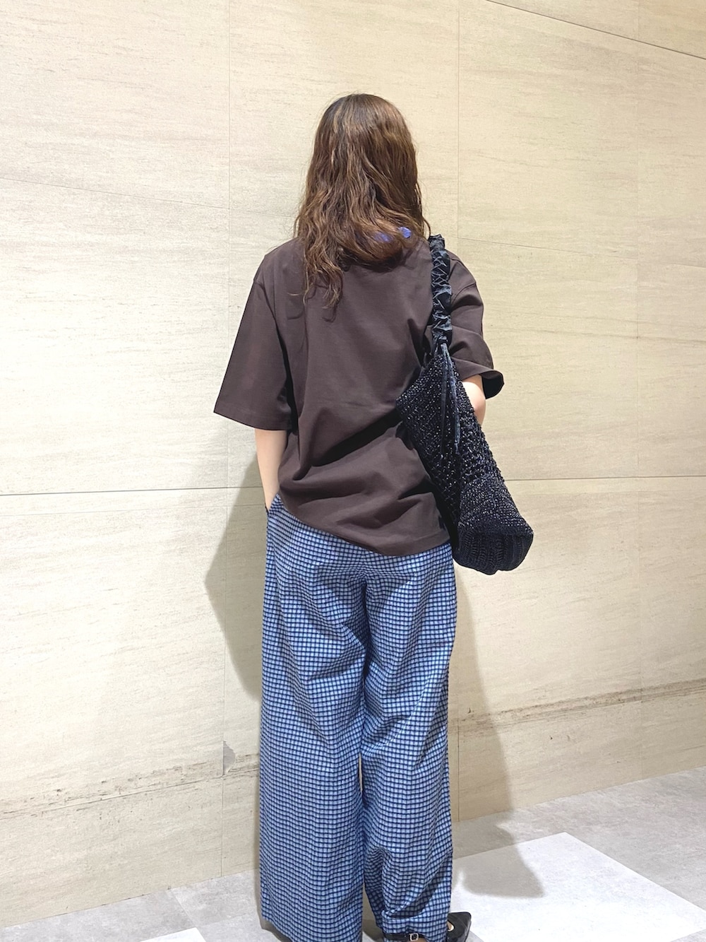 ブルー系のその他パンツ、ブラック系のショルダーバッグ、ブラウン系のTシャツ/カットソーを着用したレディースの夏コーディネートの2枚目の写真