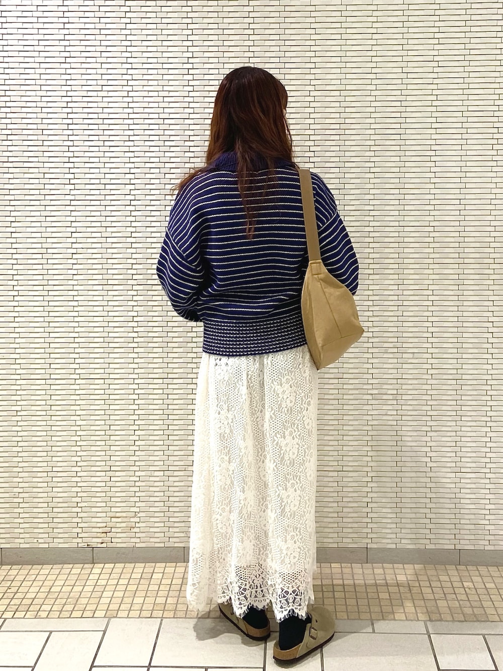 ブルー系のニット/セーター、ベージュ系のショルダーバッグ、ベージュ系のその他シューズを着用したレディースの秋コーディネートの4枚目の写真