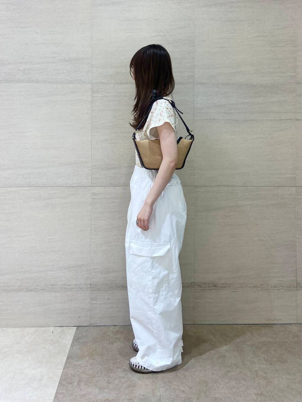 ブラック系のショルダーバッグ、ホワイト系のTシャツ/カットソー、ホワイト系のその他パンツを着用したレディースの春コーディネートの3枚目の写真