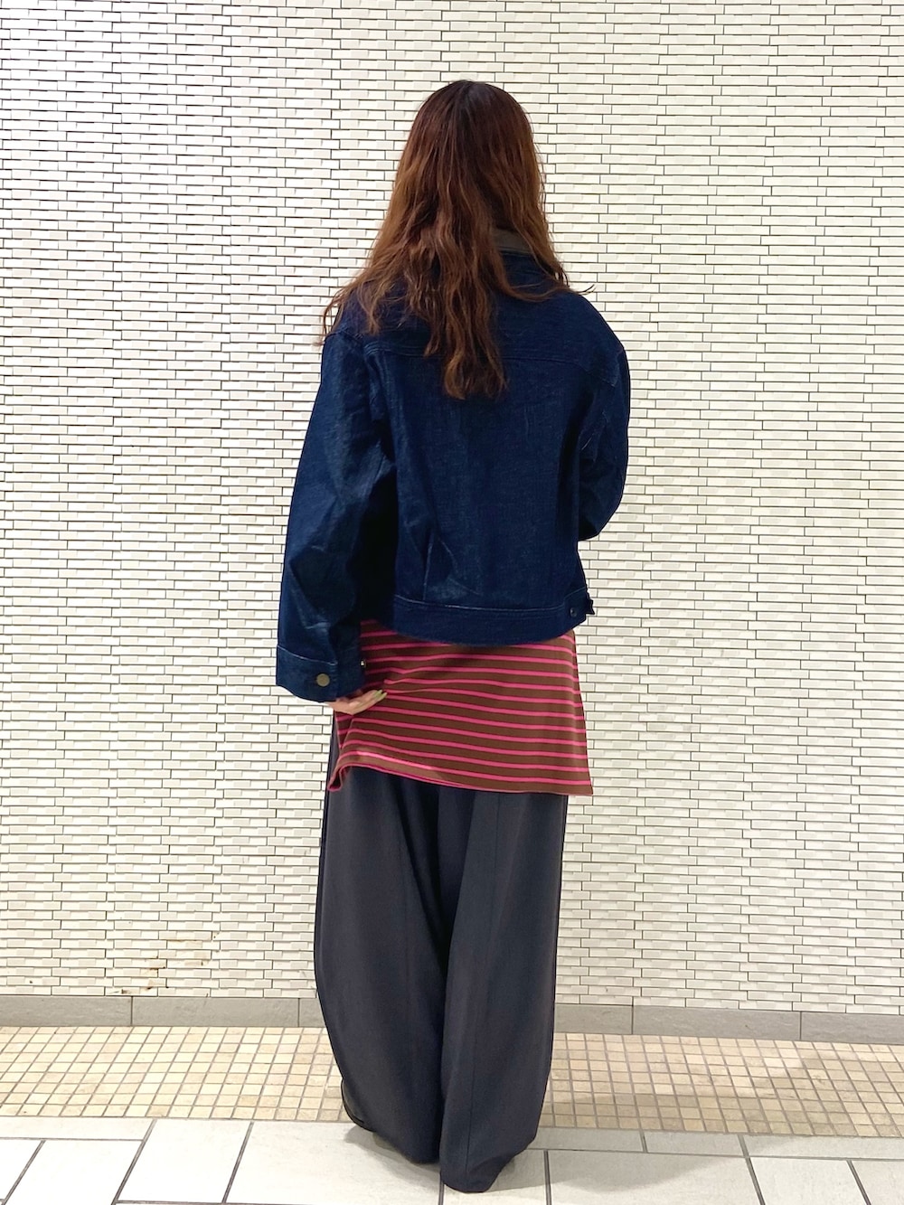 ブラウン系のTシャツ/カットソー、グレー系のその他パンツ、ブルー系のデニムジャケットを着用したレディースの秋コーディネートの3枚目の写真