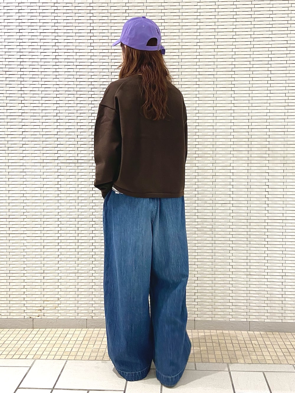ブラウン系のカーディガン/ボレロ、ホワイト系のTシャツ/カットソー、シルバー系のトートバッグを着用したレディースの秋コーディネートの4枚目の写真