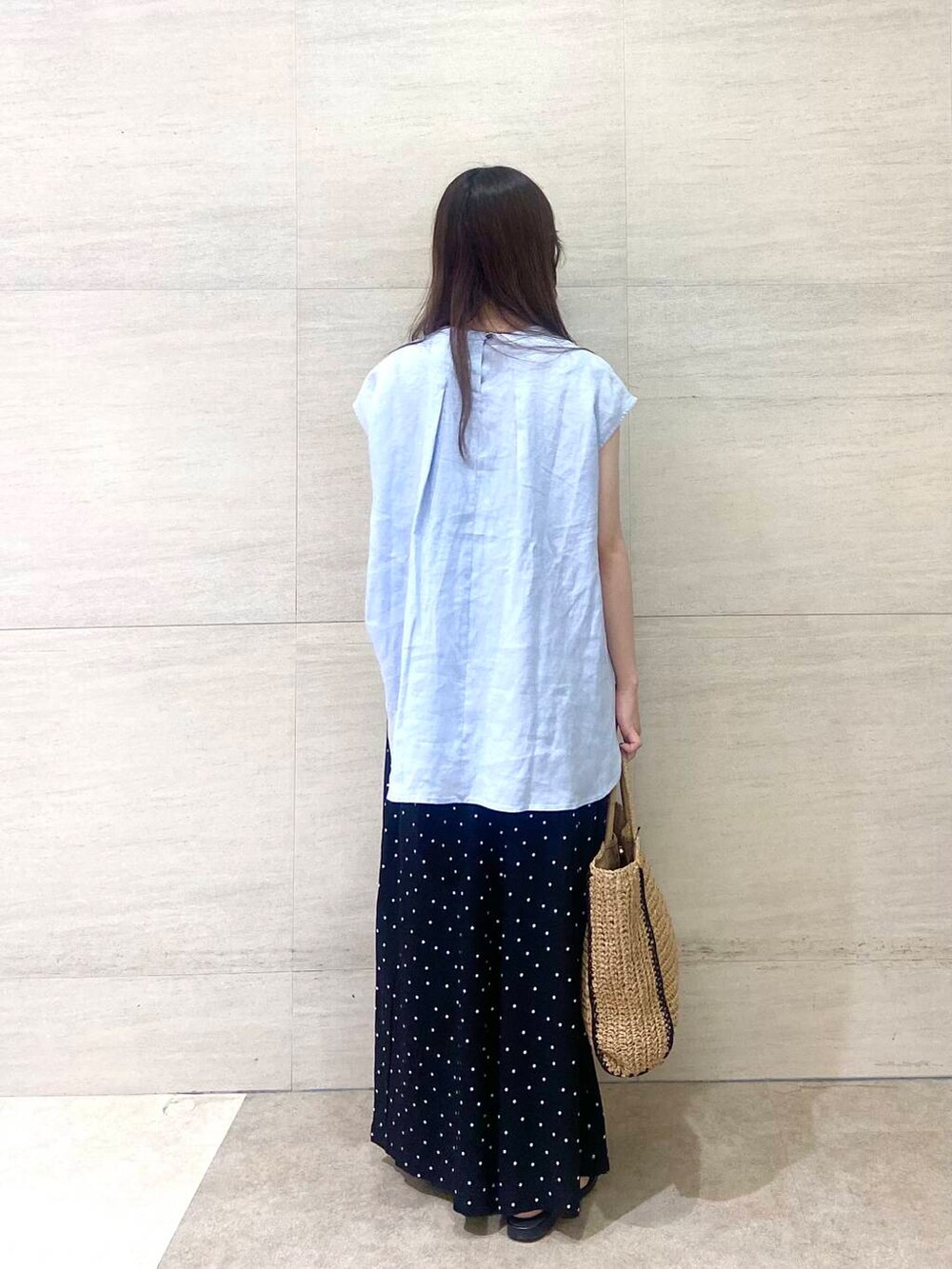 ベージュ系のトートバッグ、ブラック系のその他パンツ、ブルー系のシャツ/ブラウスを着用したレディースの夏コーディネートの4枚目の写真