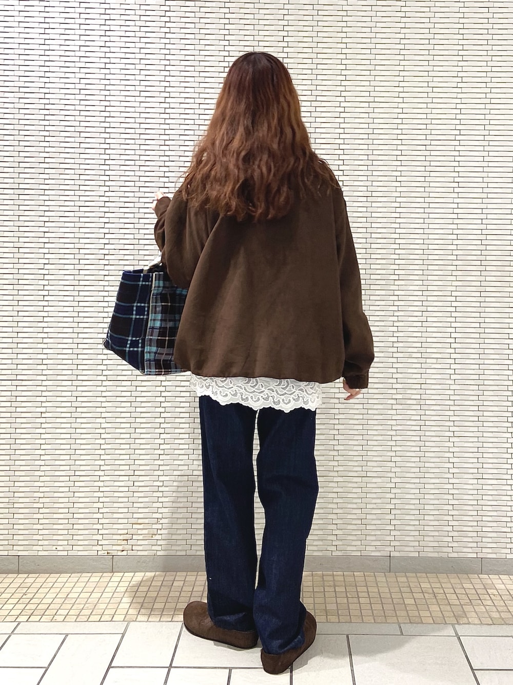 ホワイト系のシャツ/ブラウス、ブラウン系のブルゾン、ブラウン系のトートバッグを着用したレディースの秋コーディネートの4枚目の写真