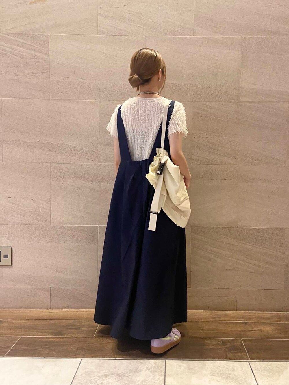 ホワイト系のショルダーバッグ、ブルー系のワンピース、パープル系のスニーカーを着用したレディースの夏コーディネートの4枚目の写真