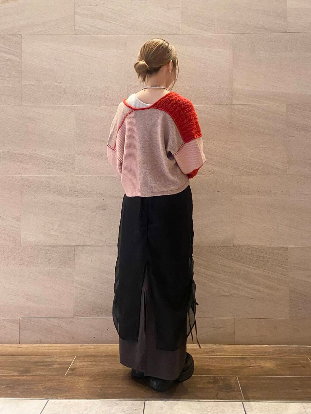 ブラック系のスカート、ブラック系のスニーカー、ベージュ系のタンクトップを着用したレディースの夏コーディネートの4枚目の写真