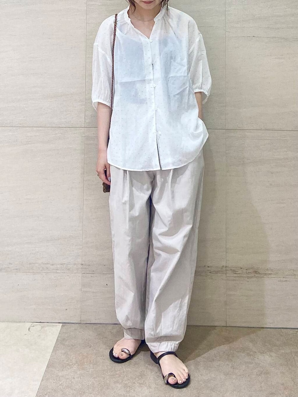 その他のショルダーバッグ、グレー系のその他パンツ、ホワイト系のシャツ/ブラウスを着用したレディースの夏コーディネートの4枚目の写真