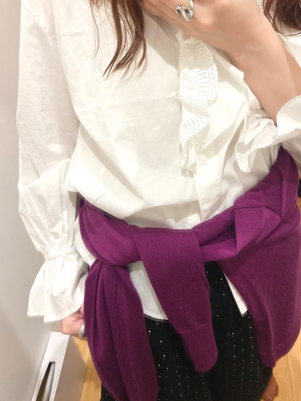 ホワイト系のシャツ/ブラウス、パープル系のニット/セーター、ブラック系のショルダーバッグを着用したレディースの秋コーディネートの5枚目の写真