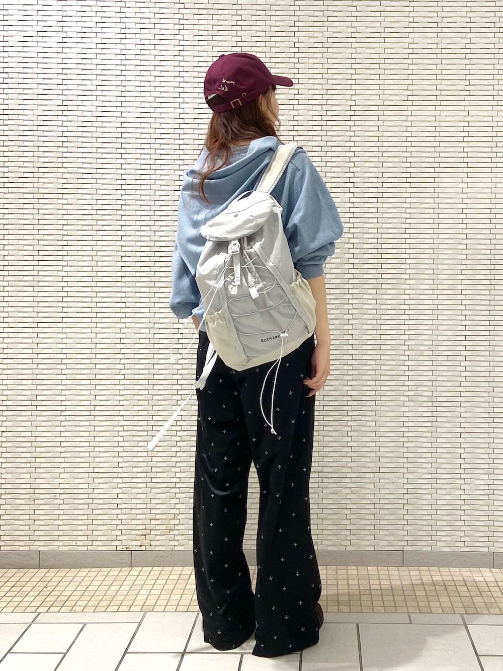 ブルー系のニット/セーター、ブラック系のその他パンツ、ブラウン系のローファーを着用したレディースの秋コーディネートの3枚目の写真