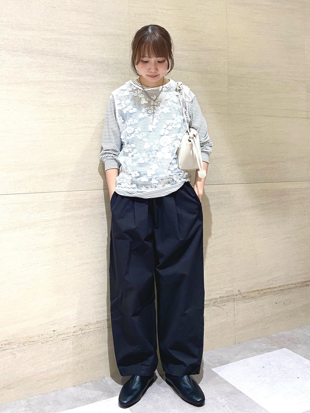 ホワイト系のタンクトップ、ホワイト系のTシャツ/カットソー、ホワイト系のショルダーバッグを着用したレディースの春コーディネートの2枚目の写真