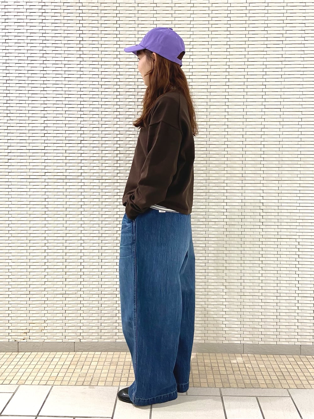 ブラウン系のカーディガン/ボレロ、ホワイト系のTシャツ/カットソー、シルバー系のトートバッグを着用したレディースの秋コーディネートの3枚目の写真