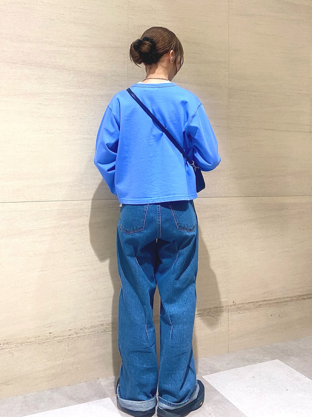 ブルー系のカーディガン/ボレロ、ブルー系のTシャツ/カットソーを着用したレディースの春コーディネートの3枚目の写真