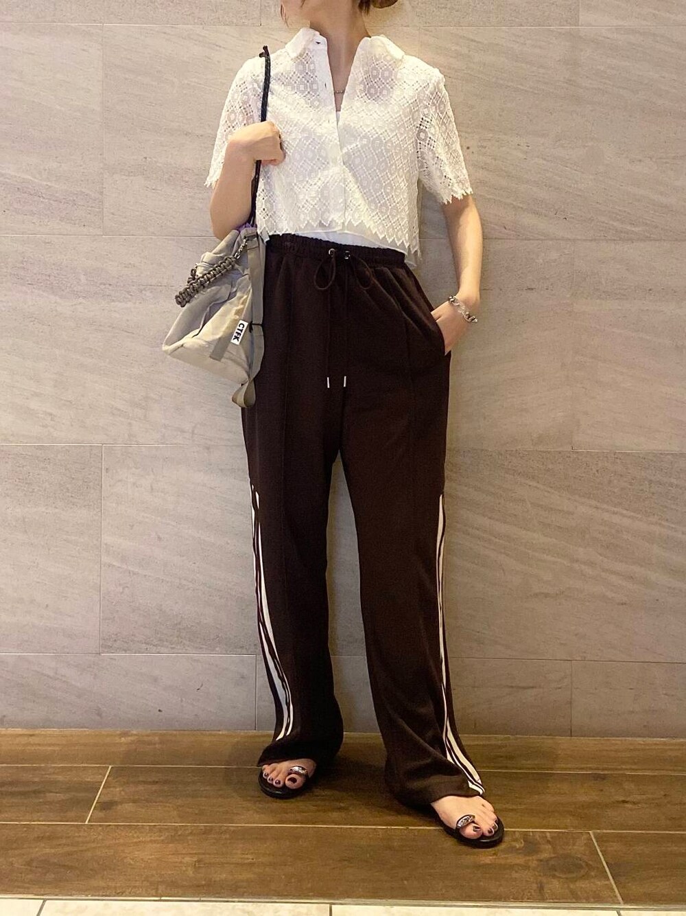 ブラウン系のその他パンツ、ホワイト系のシャツ/ブラウスを着用したレディースの夏コーディネートの2枚目の写真