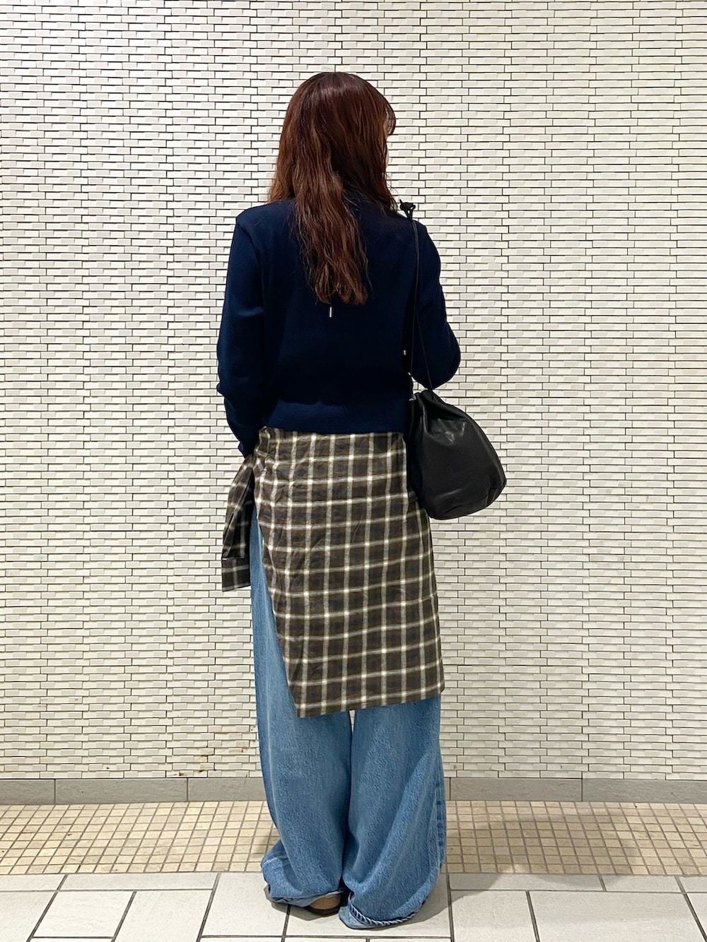 ブルー系のカーディガン/ボレロ、ブルー系のデニムパンツ、ブラウン系のシャツ/ブラウスを着用したレディースの秋コーディネートの4枚目の写真