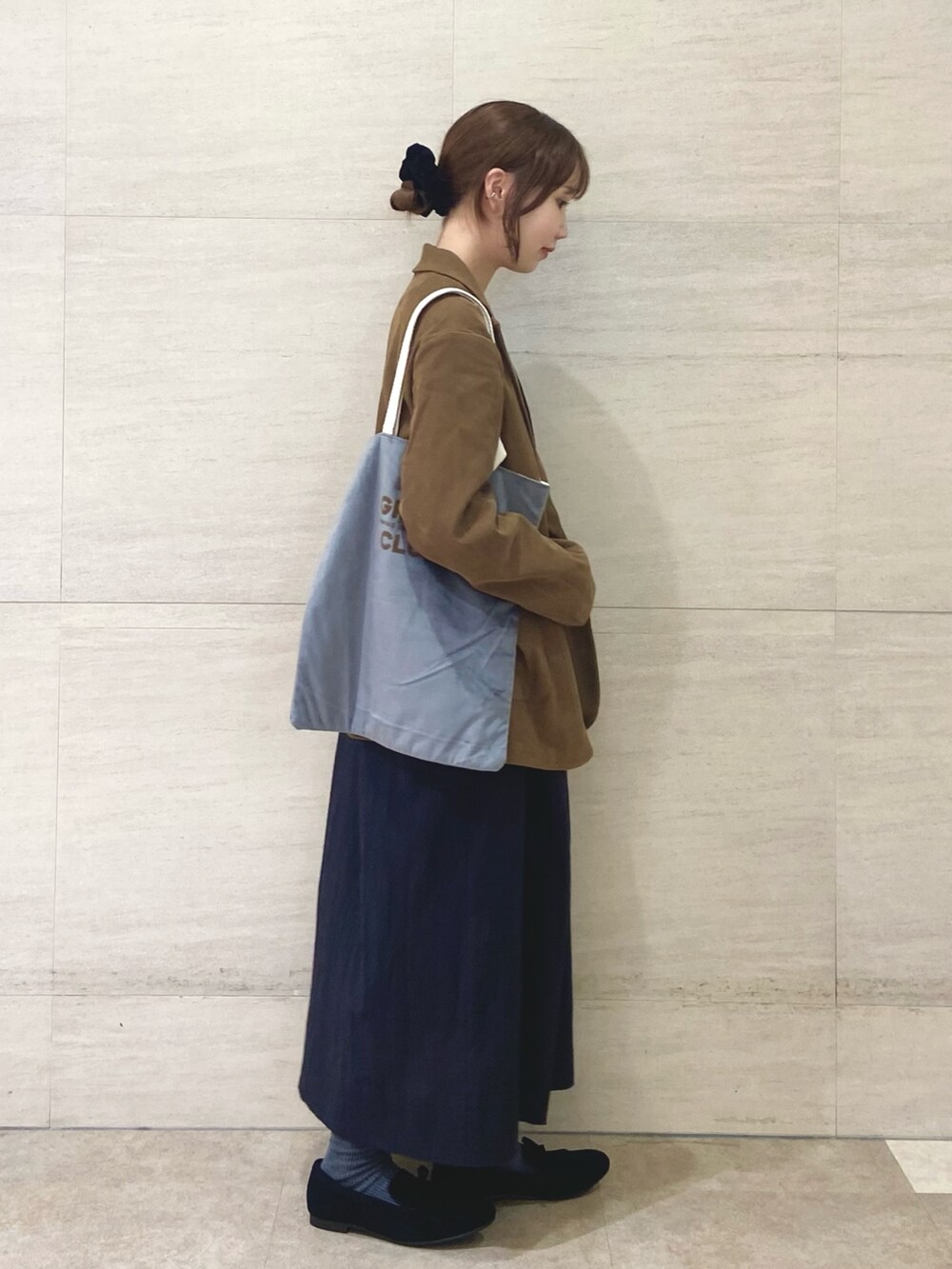 ブラック系のワンピース、ベージュ系のその他アウター、グレー系のトートバッグを着用したレディースの秋コーディネートの4枚目の写真