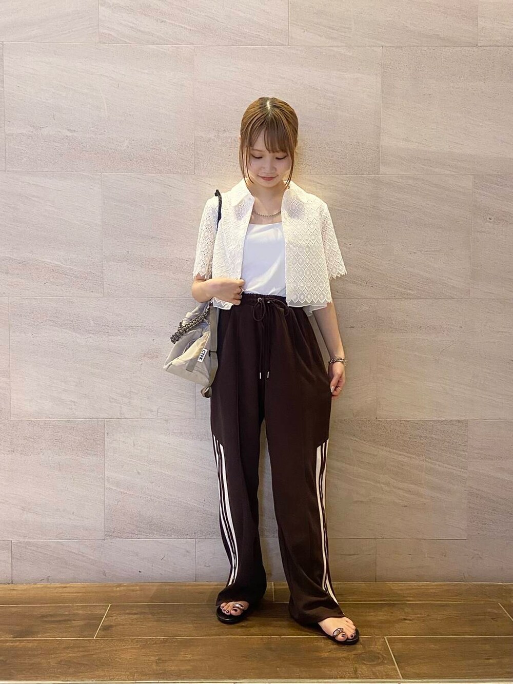 ブラウン系のその他パンツ、ホワイト系のシャツ/ブラウスを着用したレディースの夏コーディネートの3枚目の写真