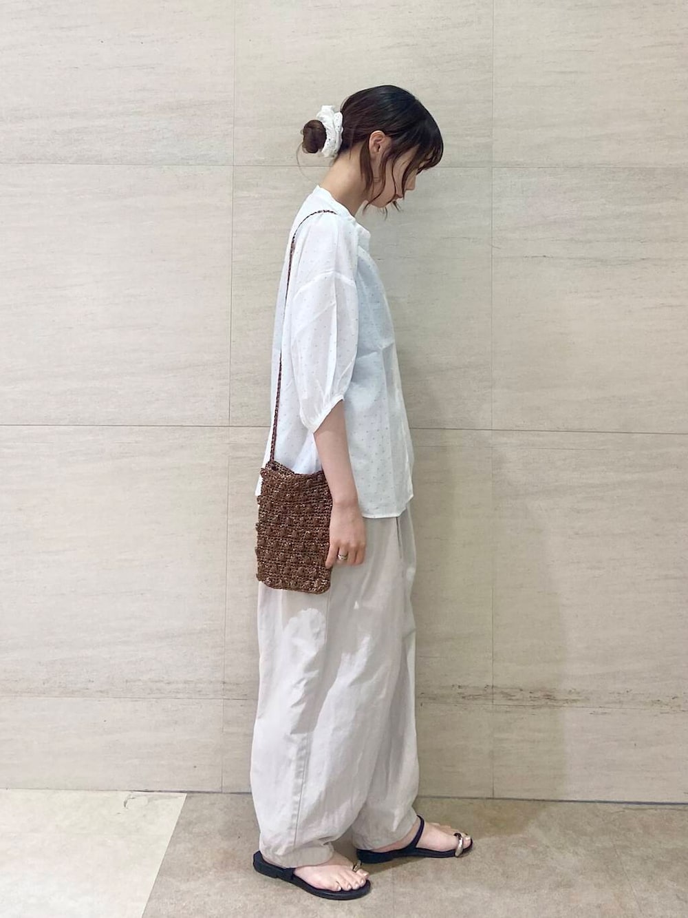 その他のショルダーバッグ、グレー系のその他パンツ、ホワイト系のシャツ/ブラウスを着用したレディースの夏コーディネートの2枚目の写真